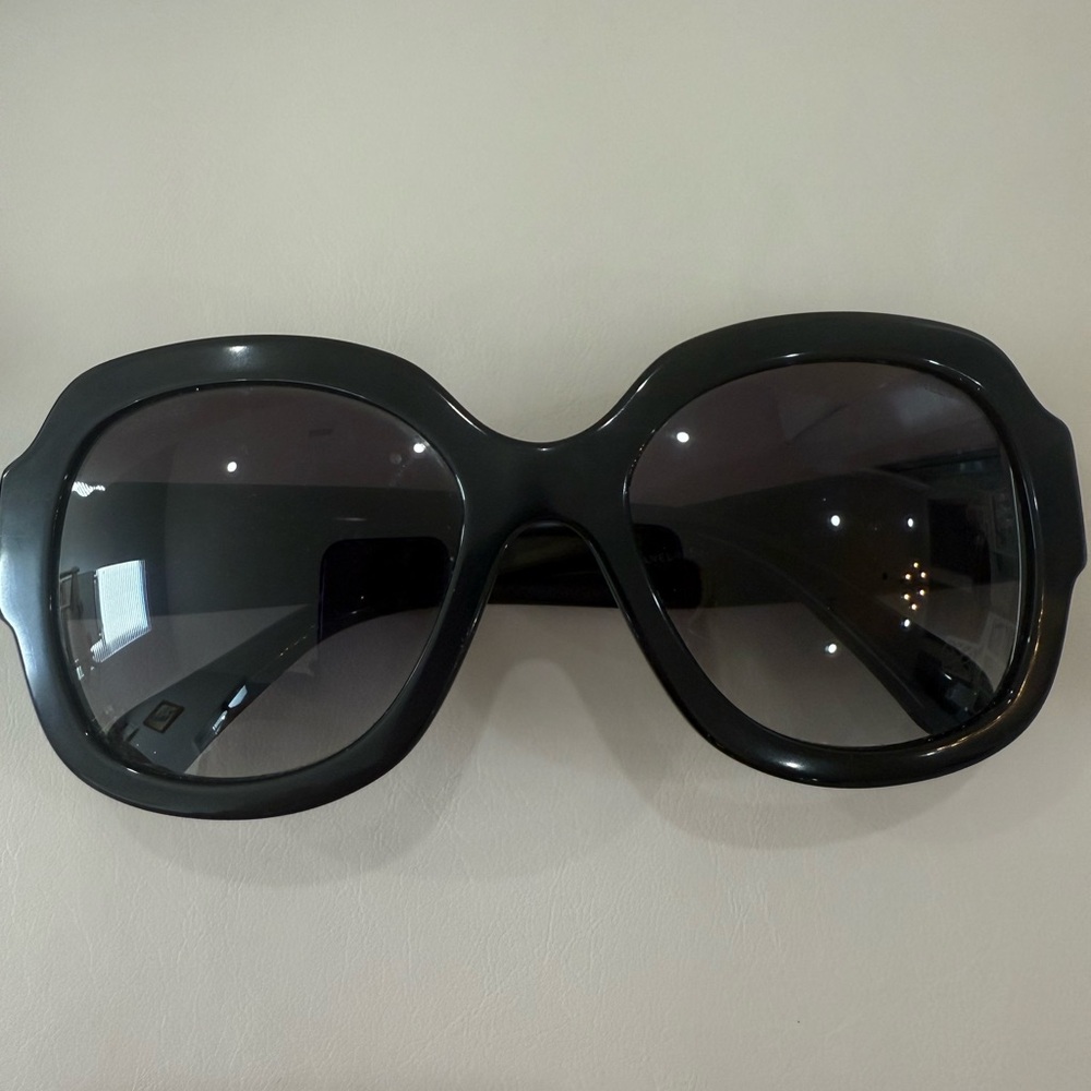 Authentic Chanel 5373 style
Sunglasses black with a purple tint lense